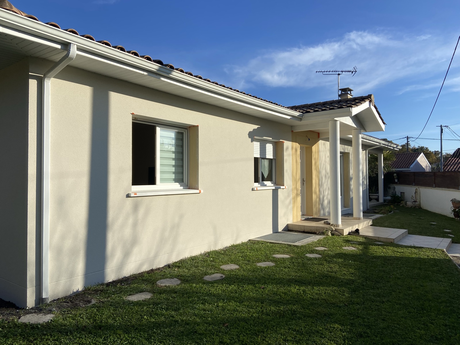Maison de plain-pied avec enduit de façade ton crème, réalisée par Façades Abeni