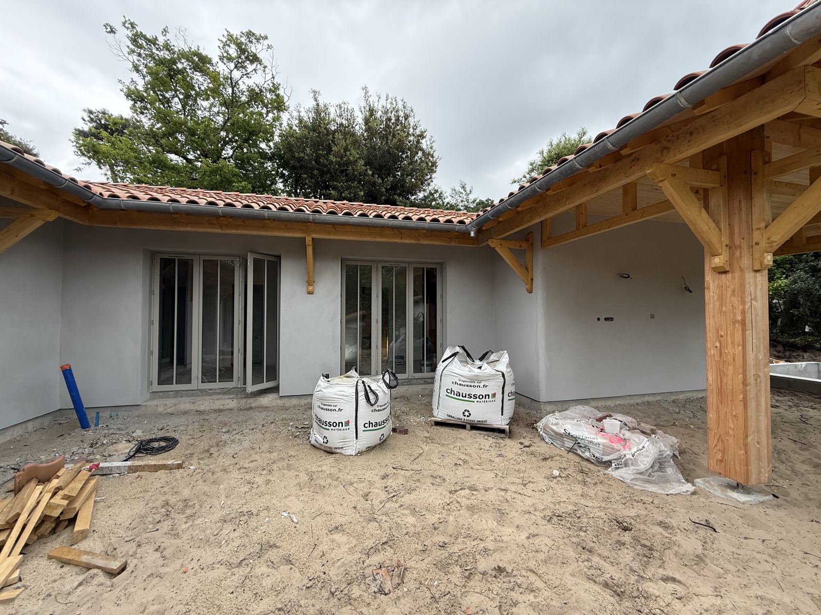 Maison contemporaine avec enduit de façade gris