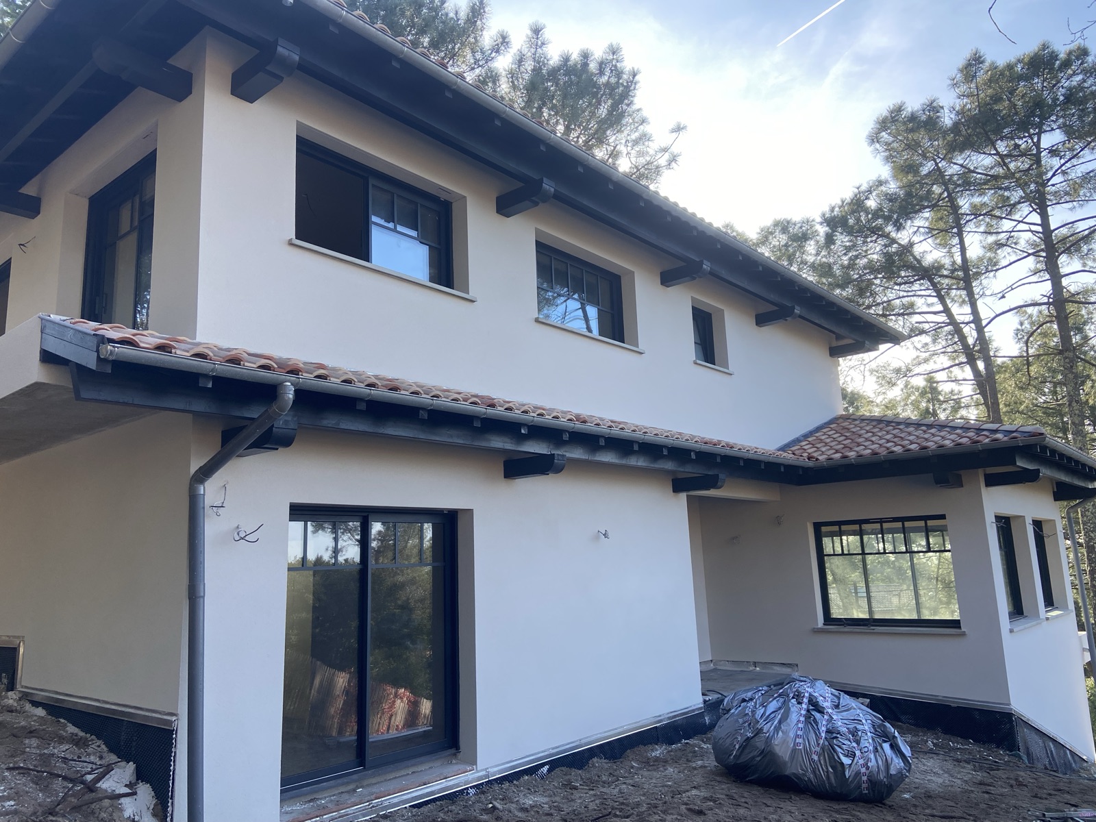 Villa à étage avec enduit de façade et débords de toit