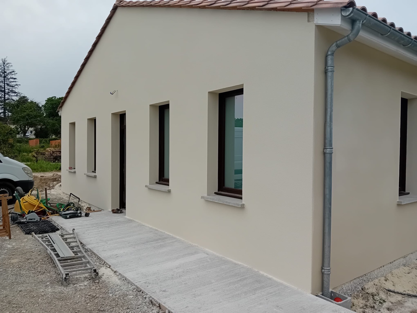 Façade de maison enduite, finition soignée